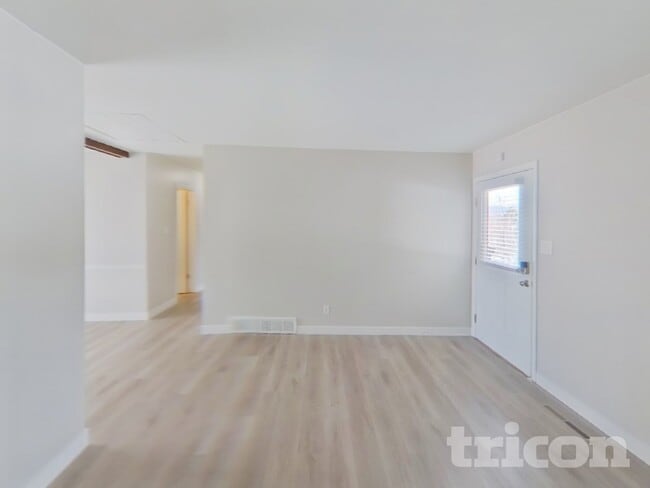 Building Photo - 5225 Mira Loma Cir