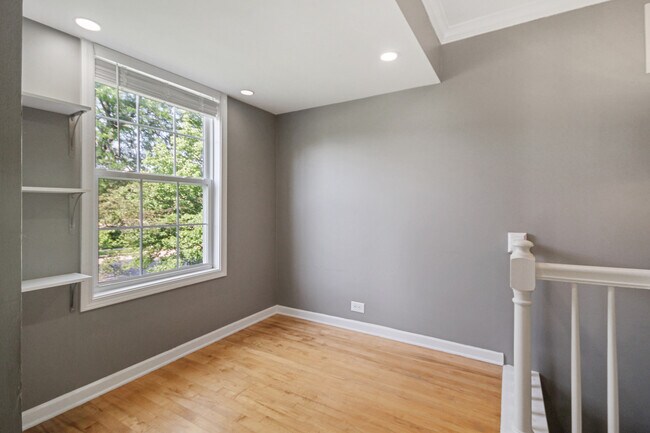 Building Photo - 225 Ashbury Ln W
