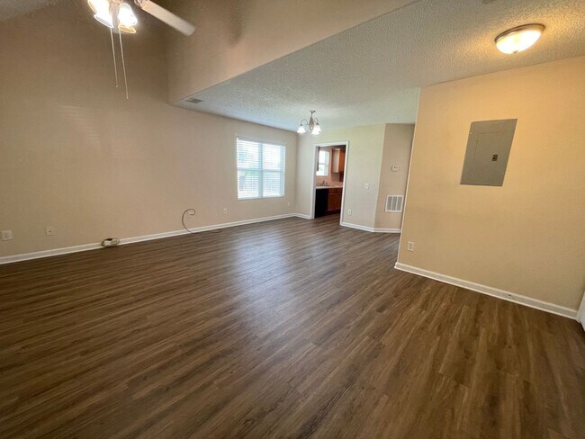 Building Photo - Pre-Leasing for August 2 2026 WITH FENCED IN YARD!