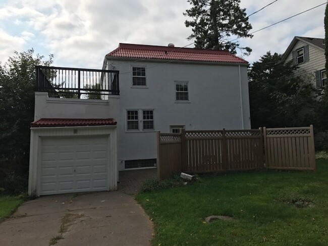 Building Photo - Duluth MN - 4 Bed, 2 Bath, 1 car garage