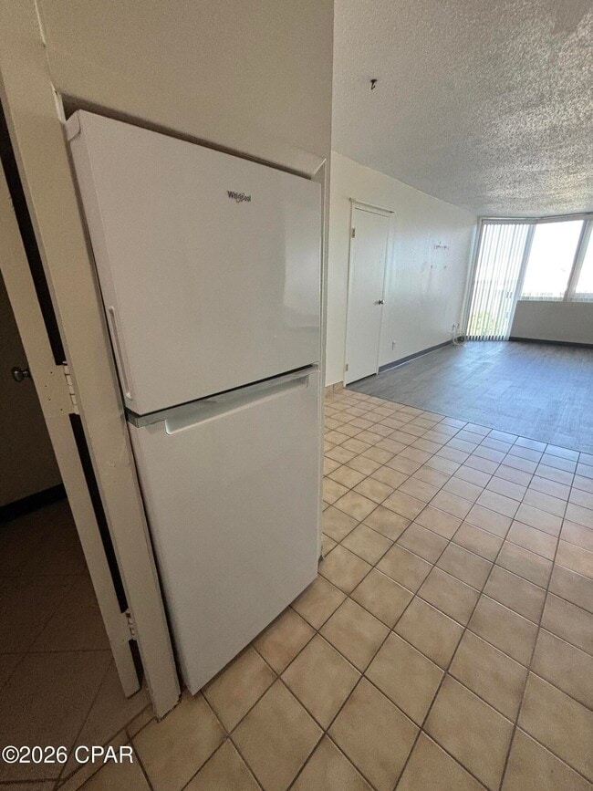 Building Photo - 8817 S Thomas Dr