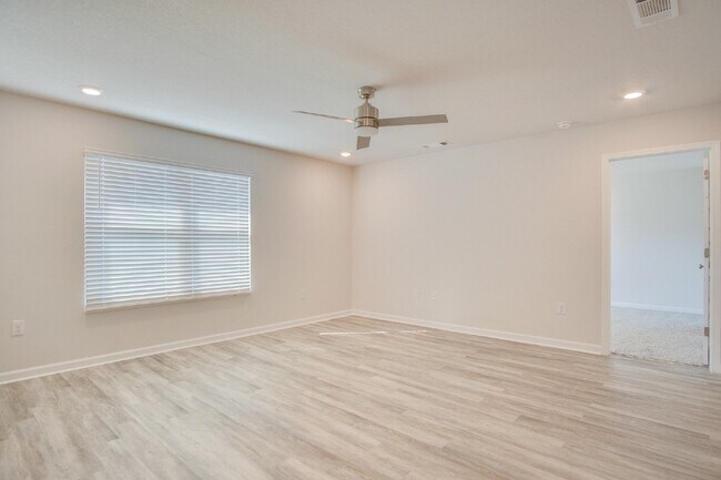 Foto del edificio - 4-Bed, 2-Bath Home in Woodlands Subdivision with Solar, Open-Concept Living, Modern Kitchen, Fenc...