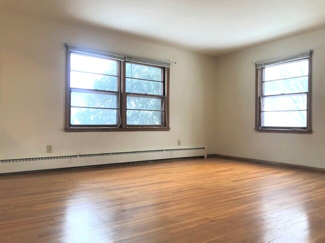 Hardwood Floors - 402 Palomino Ln