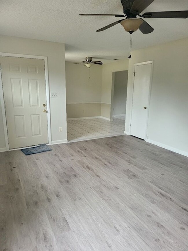 Building Photo - Silverhill 3 Bedroom