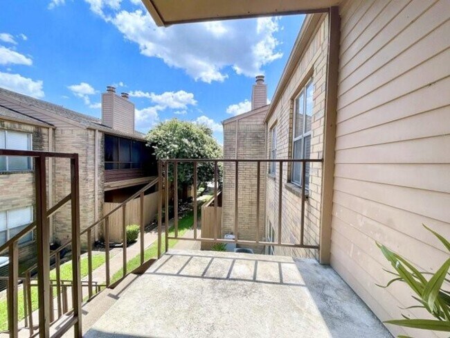 Building Photo - 10555 Turtlewood Ct