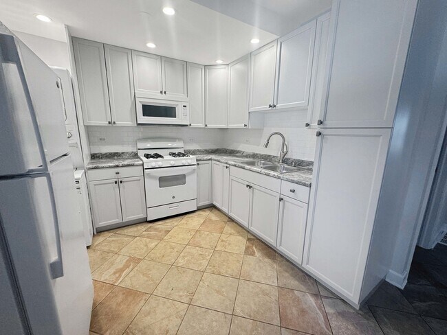 Building Photo - 566 Park St