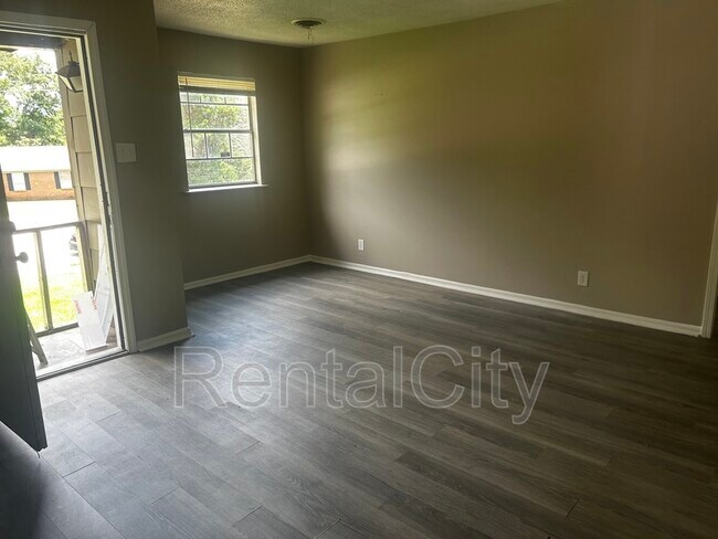 Building Photo - 36 Red Oak Cove