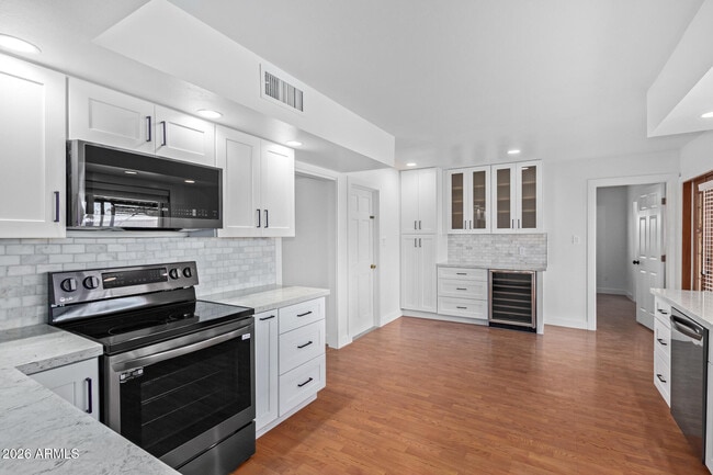 Building Photo - 2111 S River Dr