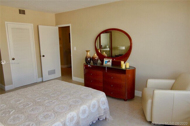 Building Photo - 3111 N Ocean Dr