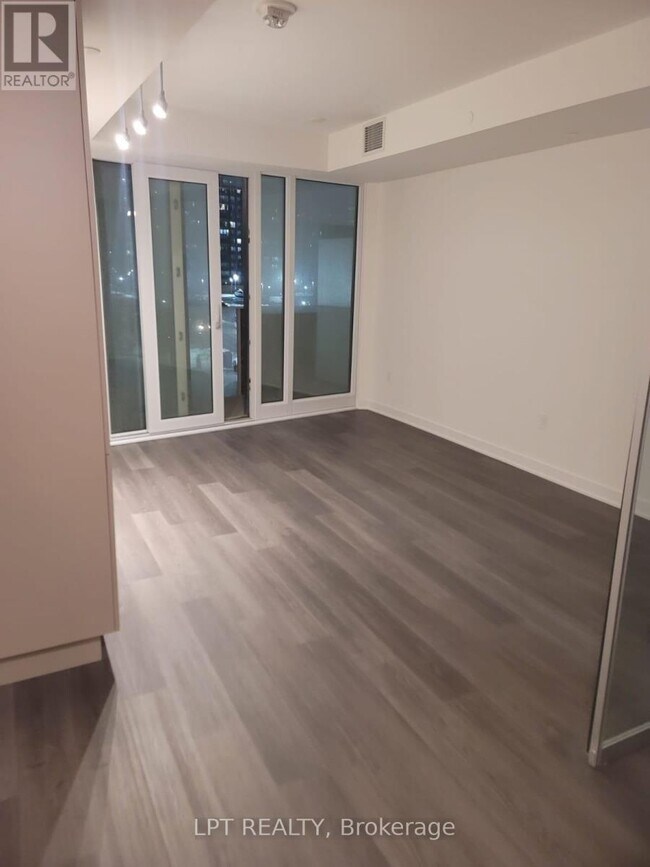 Photo du bâtiment - 3900 Confederation Pkwy