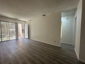 Building Photo - 906 N Beaudry Ave