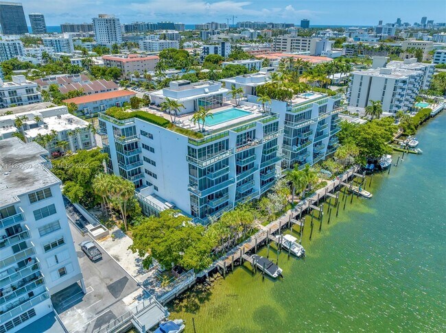 Building Photo - 9940 W Bay Harbor Dr