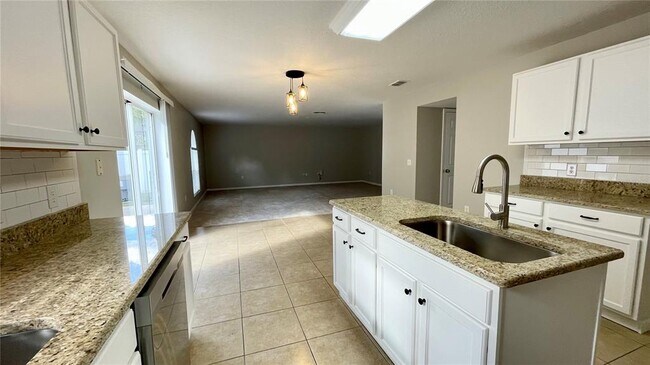 Building Photo - 2026 Corner Glen Dr