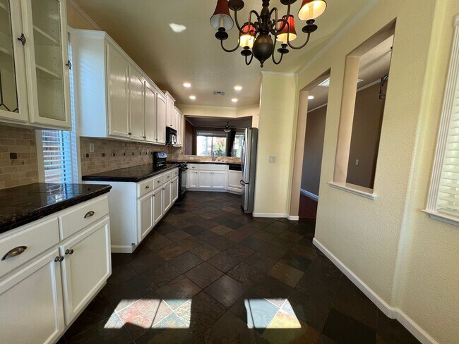 Building Photo - Lovely 3 Bedroom Empire Ranch Home with sm...