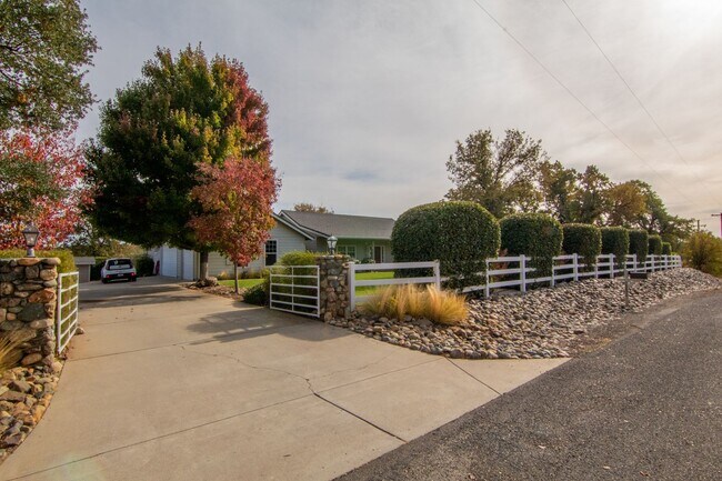Foto del edificio - Country Home for Rent on Acreage | 3.5 Acres, 3 Car Garage, Deck, Pet Friendly