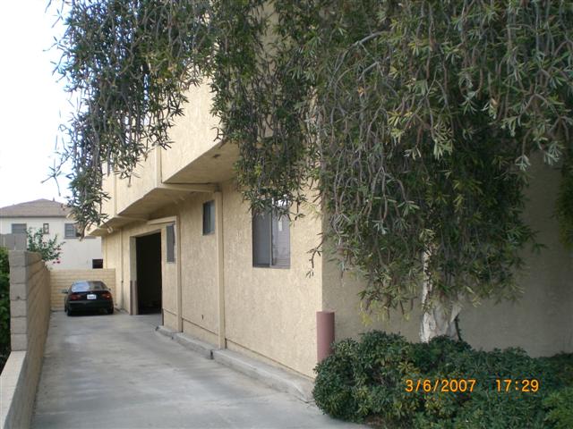 Entrada al estacionamiento - 4029 E 7th St