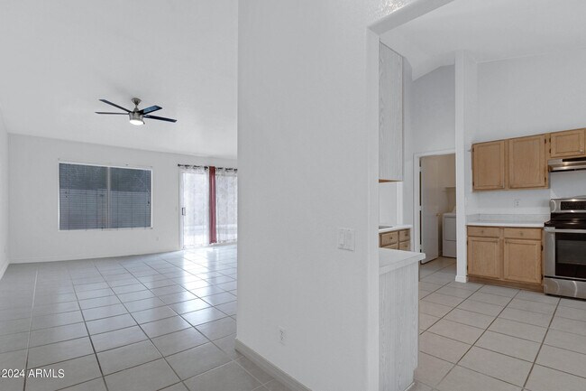 Foto del edificio - 1432 E Carson Rd