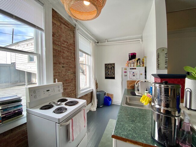 Building Photo - 611 Warren St