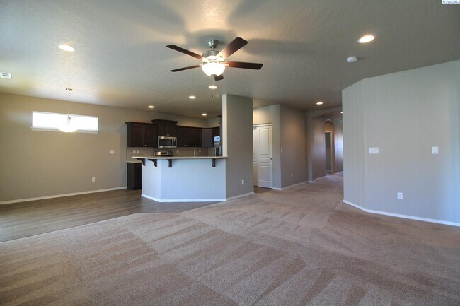 Foto del edificio - 3 Bed/2 Bath West Pasco Rambler
