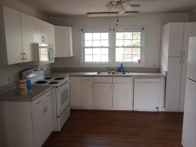 Building Photo - 8 Sewanee Ave