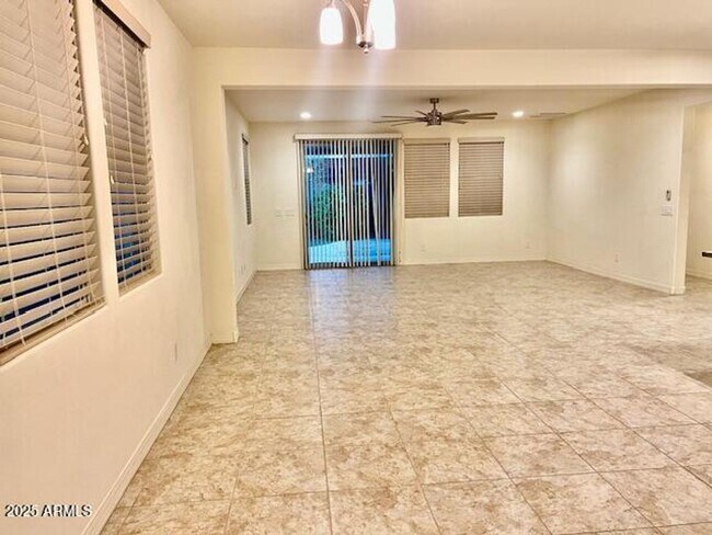 Building Photo - Gorgeous 4 bed 3.5 bath with Pool/Spa and ...