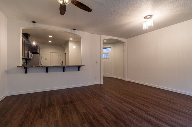 Building Photo - Beautiful 3 Bed 2 home with 2 Car Garage-F...