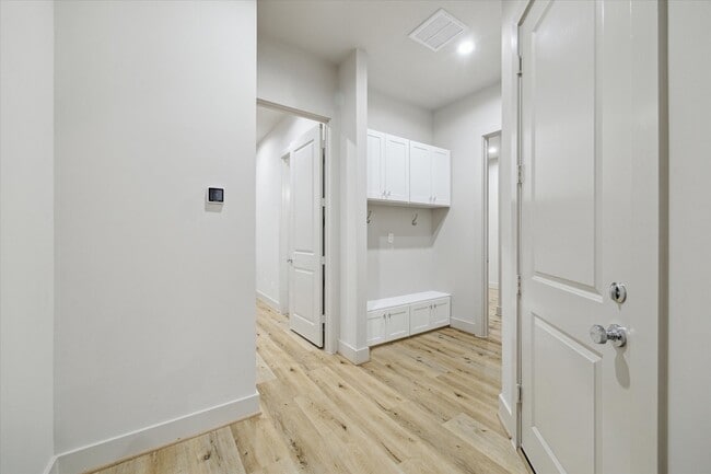 Building Photo - 5229 Hillman St