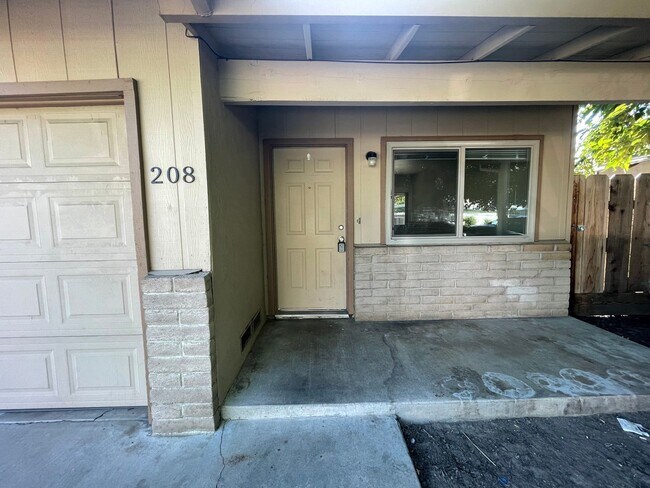 Foto del edificio - 3 bedroom single story with attached two c...