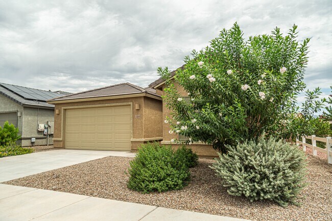 Foto del edificio - 12640 N Wildrose Dr