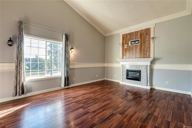 Foto del edificio - Spacious 4 bedroom 3 bath 2450sqft Home