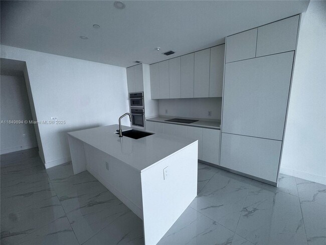 Foto del edificio - 700 NE 24th St