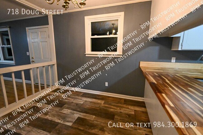 Foto del edificio - 718 Doug St