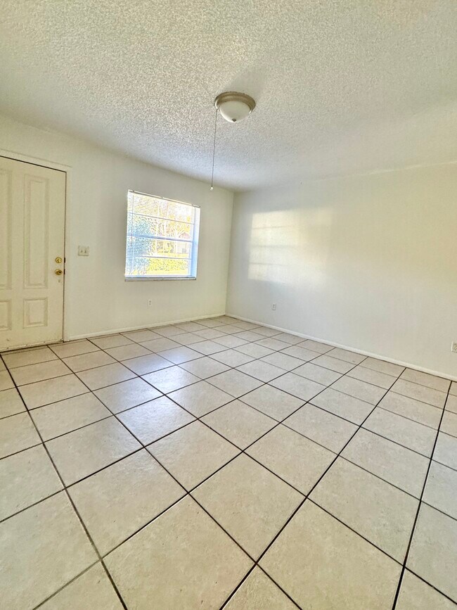 Building Photo - 2051 Almond St