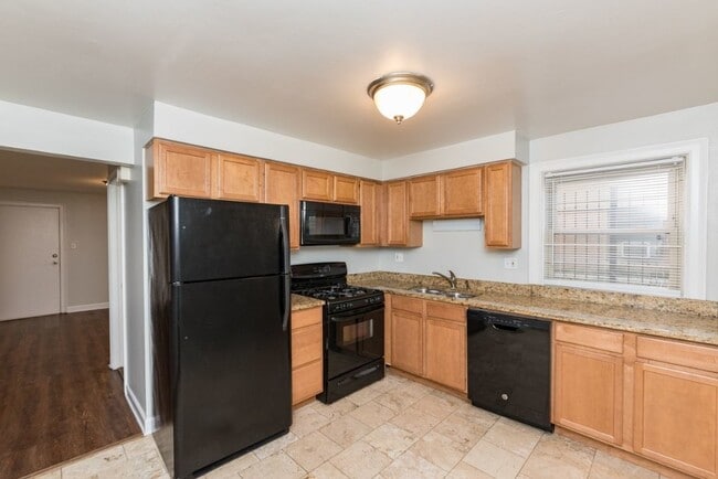 Building Photo - 4540 N Wolcott Ave