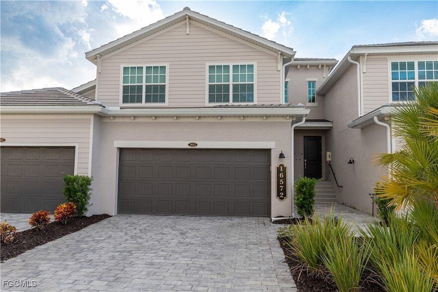 Foto principal - 16572 Kingwood Ln