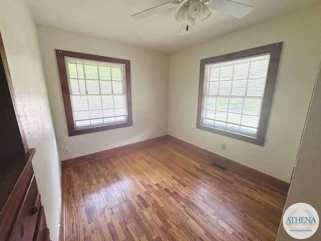 Building Photo - 2 Bedroom / 1 Bath House located on Bertling Street - FENCED-IN BACKYARD
