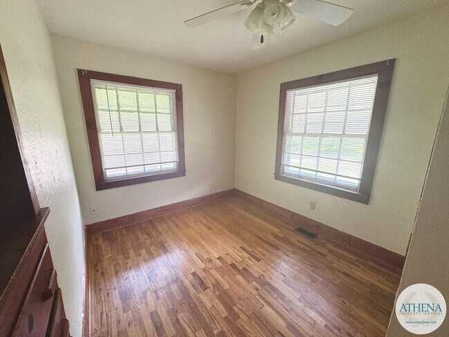 Foto del edificio - 2 Bedroom / 1 Bath House located on Bertling Street - FENCED-IN BACKYARD