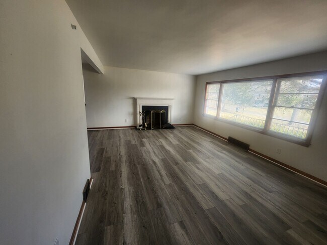 Foto del edificio - Large 3 bedroom 2 full bath home with full...