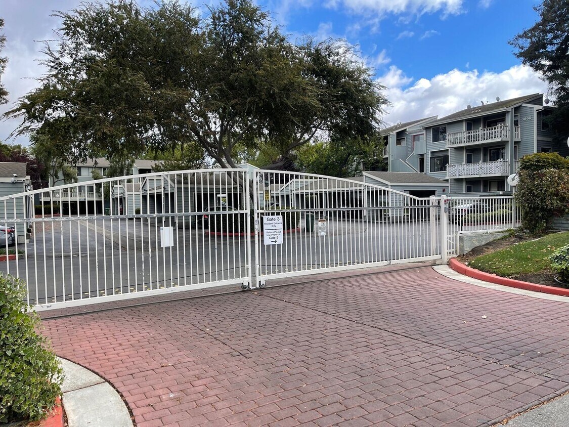 Foto principal - 2 bedrooms 2bath Condo in Fremont gated co...