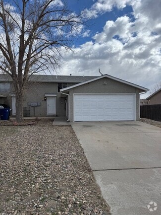 Building Photo - 706-708 S Bellflower Dr
