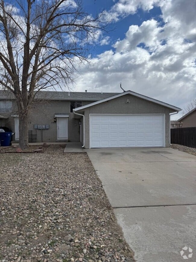 Building Photo - 706-708 S Bellflower Dr