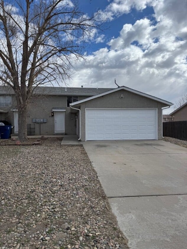 Foto principal - 1110 Bellflower LLC. 706-708 S. Bellflower...