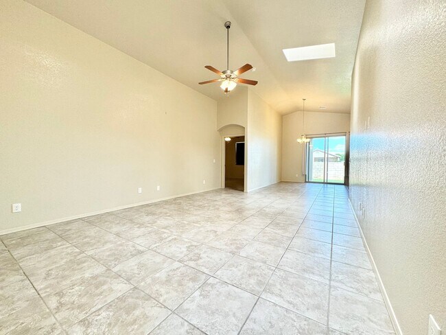 Foto del edificio - 3BR/2BA/2CG, 1617 sq.ft. rental in Sierra ...
