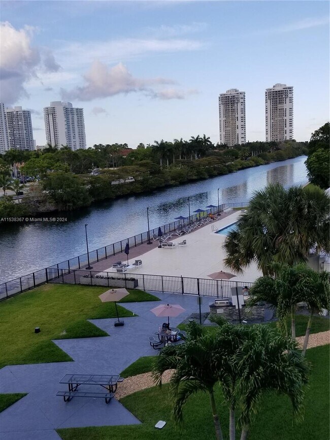 Building Photo - 3401 N Country Club Dr