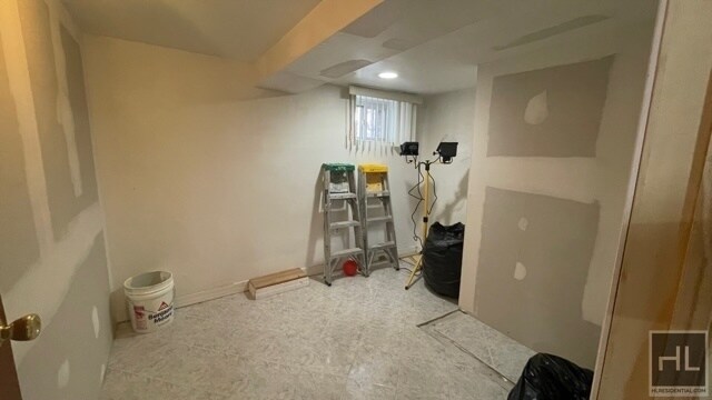 Foto del edificio - NEWLY RENOVATED BEAUITFUL  2 BEDROOMS SEMI...