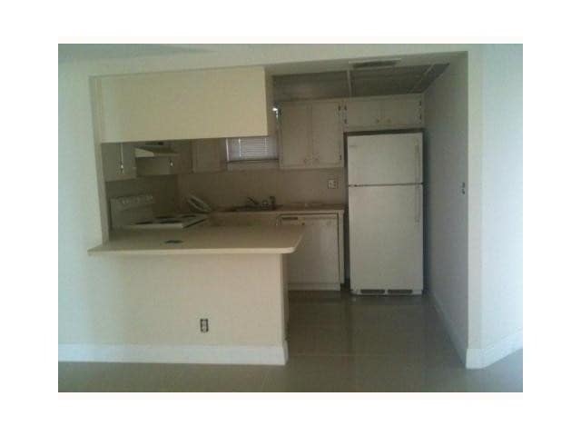 Foto del edificio - 8290 Lake Dr