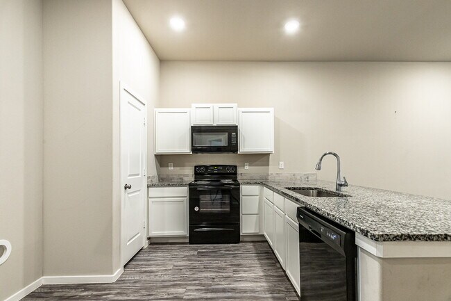 Foto del edificio - Don't like paying LPL? GREAT, this is the perfect place for you!