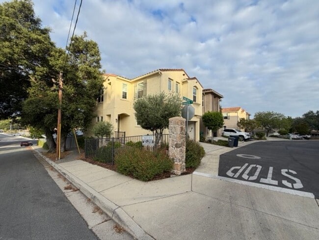 Building Photo - Beautiful home for rent in Atascadero