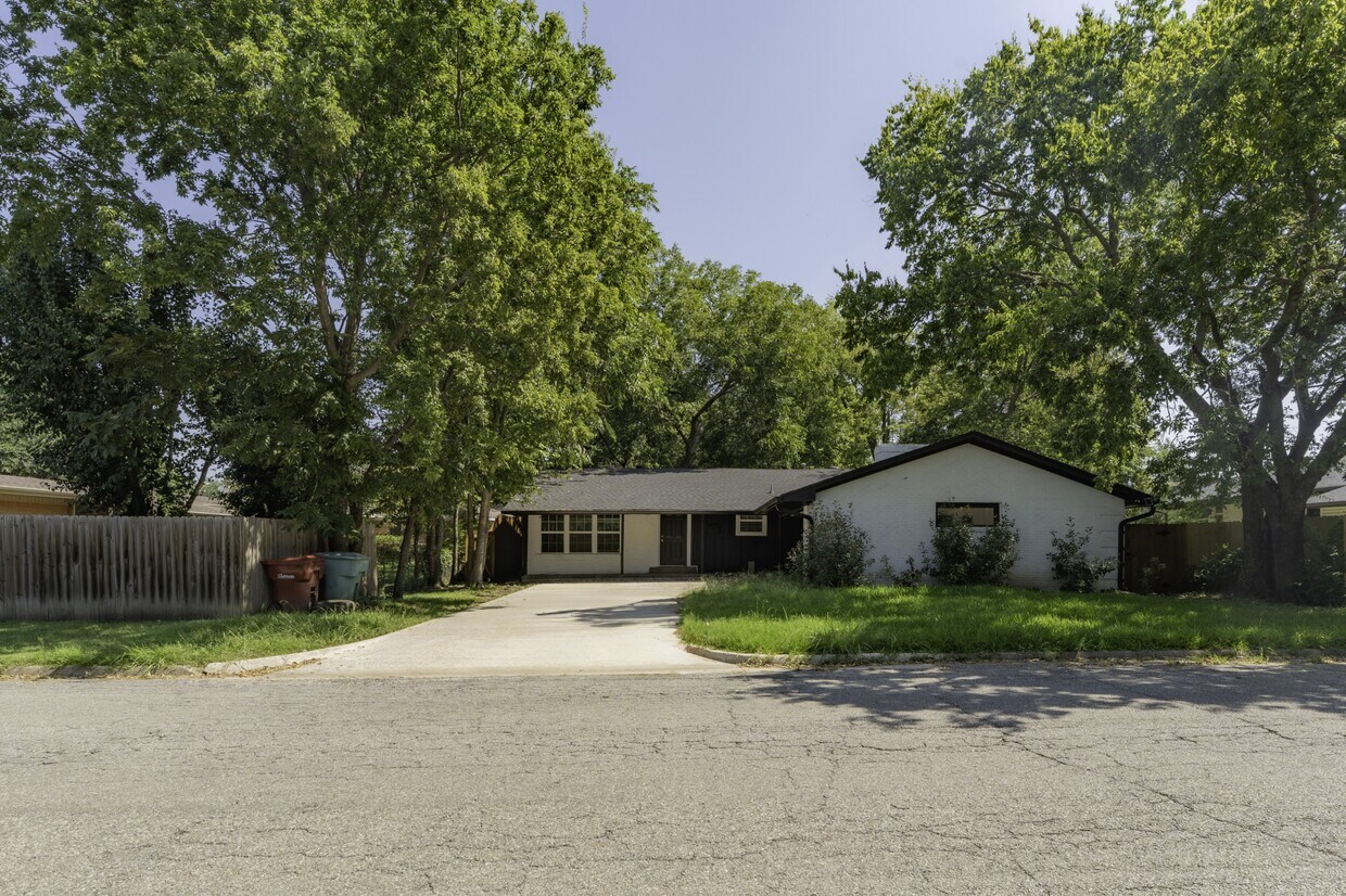 Primary Photo - 1103 N Grant Dr