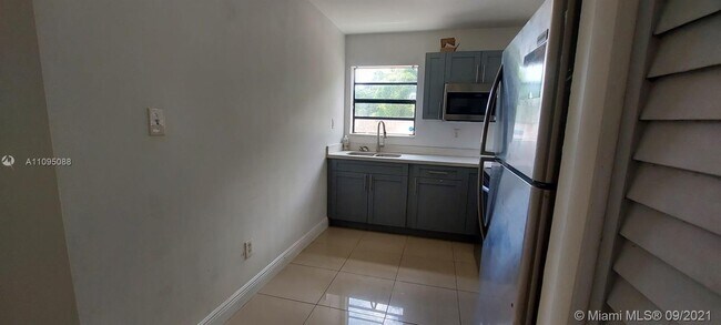 Building Photo - 402 Phippen Waiters Rd